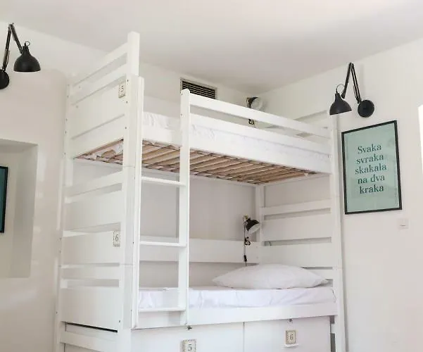 ćiri Biri Bela Boutique * Split